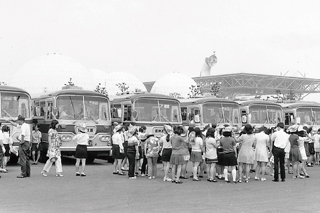 毎日約40台のバスが万国博覧会へ（1970年）