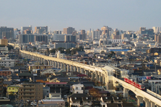 新浜松駅方面に延びる高架化された線路（曳馬駅周辺）