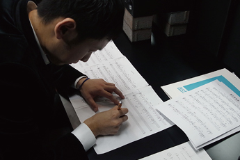 グループ従業員から集めたキーワードをもとに歌詞を創り、村松さんにより作曲されました。