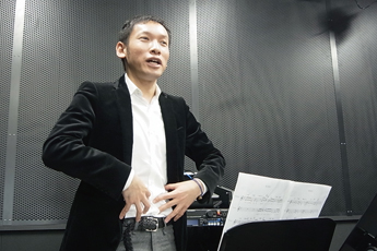 「街と生きる」のレコーディングでは、村松さんのやさしく、丁寧な合唱指導により肩の力も抜け笑顔溢れる収録となりました。