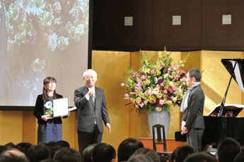 楽曲贈呈式で竹内会長が受け取ったのは、村松さんの魂が宿ったゴールドディスク。