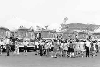 毎日約40台のバスが万国博覧会へ(1970年)