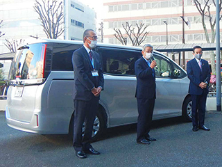 新型コロナウイルス感染症対策業務車両引き渡し式の様子/左から静岡トヨタ自動車　中西常務、静岡トヨタ自動車　太田社長、鈴木康友浜松市長