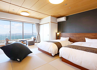 浜名湖が一望できるベッド付客室