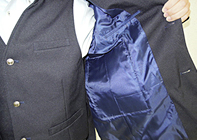 切創に強い特殊素材(ケブラー)を内側 に取り付け、安全性をアップさせた制服